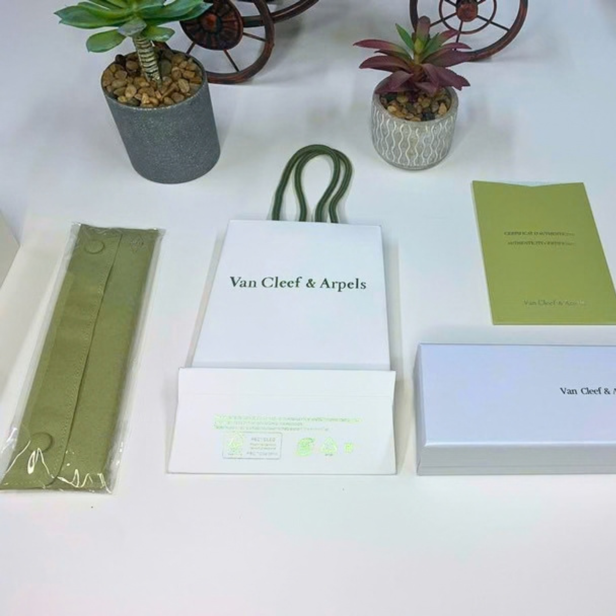 Van Cleef & Arpels VCA Green Suede Necklace Holder Travel Storage Pouch
