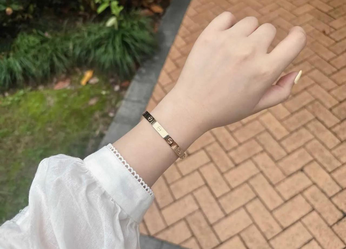 18K gold-plated screw-motif love bangle bracelet - Jewelza